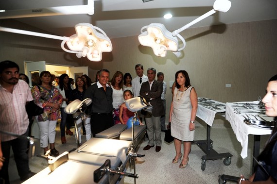 El gobernador y autoridades realizaron un recorrido por las instalaciones de la maternidad.