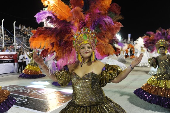 Momento de magia: una sambista en su paso de baile