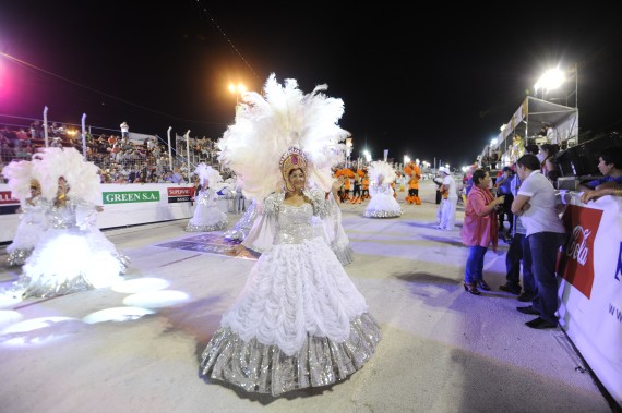 Color y alegría: las mujeres mayores irradiaban encanto en paso