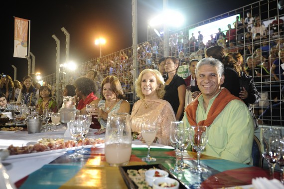 El gobernador, Claudio Poggi, junto a Mirtha Legrand, y la esposa del gobernador, Sandra Correa