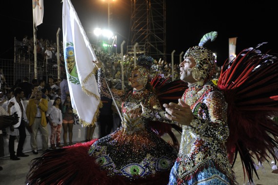 San Luis y su bandera portada por bailarines de la provincia
