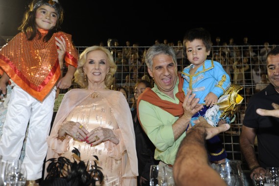 El Gobernador y Mirtha Legrand junto a dos chicos que simbolizaron los juegos paamericanos