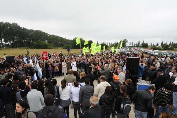 Funcionarios municipales, provinciales y la comunidad participaron del acto.