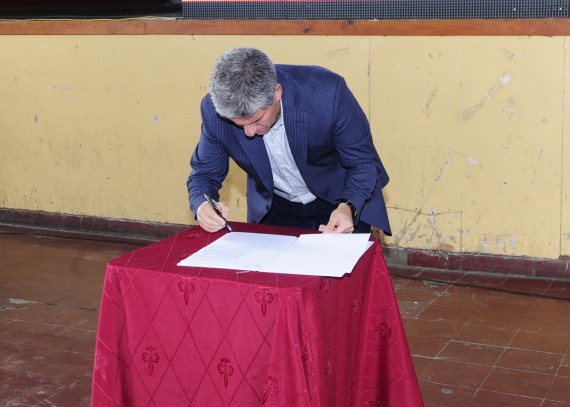 El gobernador firmando los decretos de preadjudicación de viviendas.