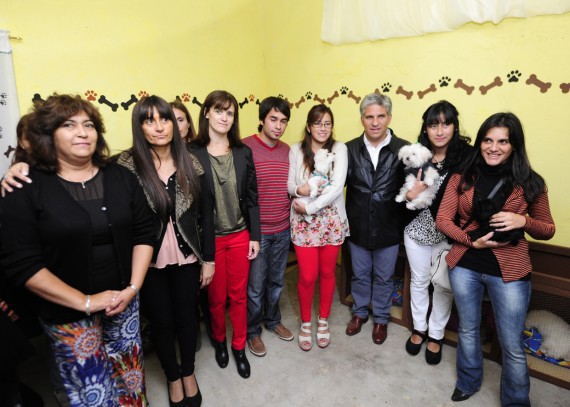 El gobernador junto a Carina Peralta la titular del programa y los flamantes empresarios