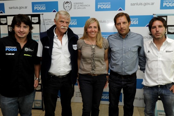 La ministra Adelaida Muñiz, junto con el Presidente del Rally Argentino, Luis Minelli, y los pilotos puntanos,