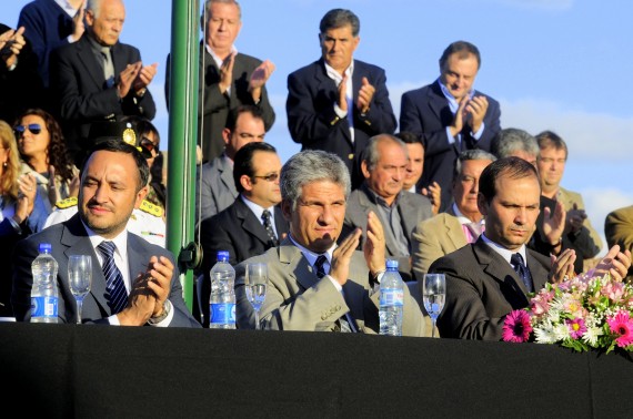 Poggi, junto a los ministros de Educación, Marcelo Sosa (izq) y de Relaciones Institucionales y Seguridad, Martín Olivero (der).