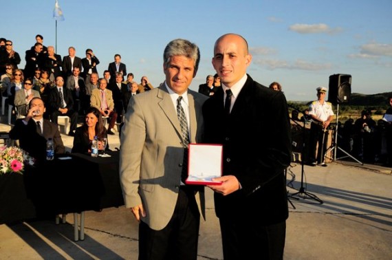 Poggi le entregó el premio "Gobernación de la Provincia de San Luis" a Duilio Alcaráz, por obtener el primer promedio de la promoción.