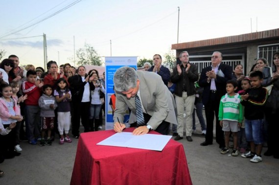 El gobernador firmando el decreto de adjudicación de la obra.