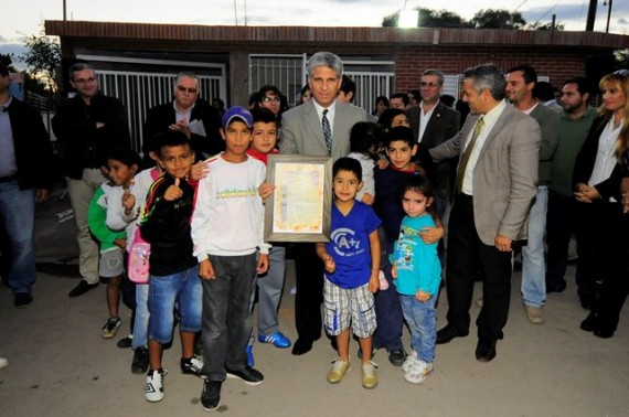 El gobernador junto a niños de barrios del oeste de la ciudad.