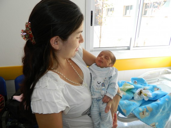 Felicidad: Una mamá y su hijo recién nacido posan para la foto en la nueva maternidad
