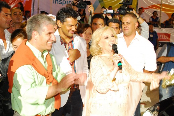 El Gobernador recibió a Mirtha en el Palco Principal