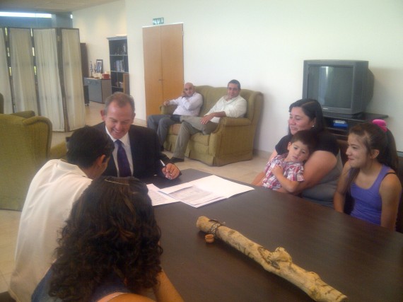 La familia Vicentela recibió en el despacho del ministro D’Onofrio la agradable noticia de que ya tiene casa propia.