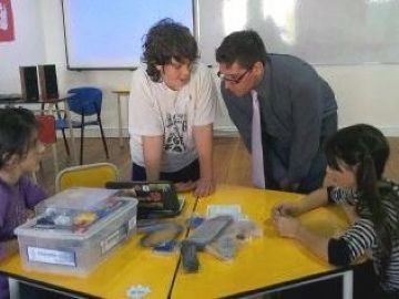 Los alumnos aprenden el funcionamiento de las piezas y experimentan el armado de distintos robots.