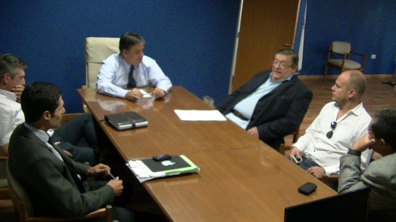 El fiscal de estado Ricardo Endeiza, junto a funcionarios del ministerio de vivienda. 