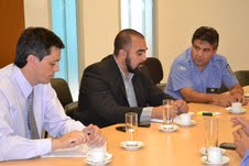 Reunión entre funcionarios del Ministerio de Relaciones Institucionales y Seguridad y autoridades policiales.