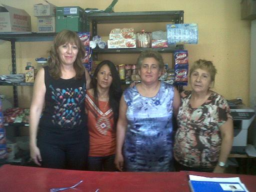  La Dra. Marcela Delgado junto a la directora del Colegio y las encargadas del Kiosco Saludable. 