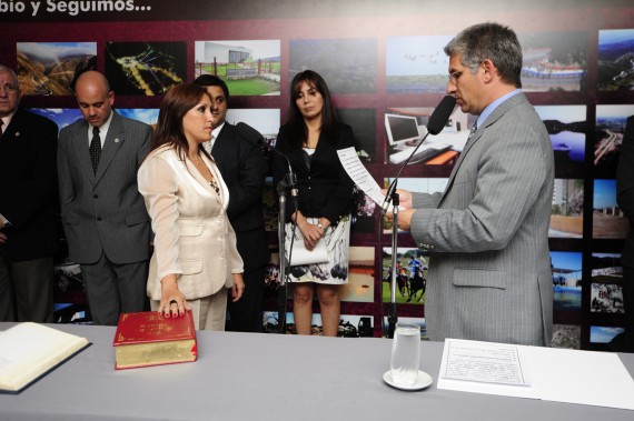 El Gobernador le toma juramento a la Jefa del Programa Control de Gestión, Laura Silvina González.