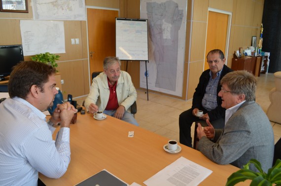 Tomasevich junto al presidente de CRA, y los presidentes de la Sociedad Rural del Norte y de San Luis.