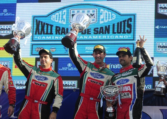 Federico Villagra festeja el triunfo en el Rally de San Luis