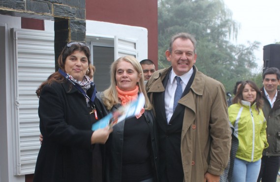 De izquierda a derecha, la flamante propietaria de la casa, Silvia Correa, junto a la intendente de La Punilla, Liliana Dubini, y el ministro de la vivienda, Eduardo D'Onofrio.