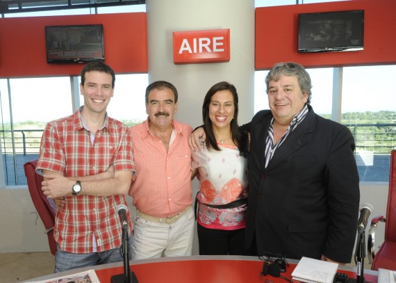 De izquierda a derecha, Diego Ahumada, Mario Pérez, Adriana Gurlino y Nino Romero, el equipo de Agenda Directa.