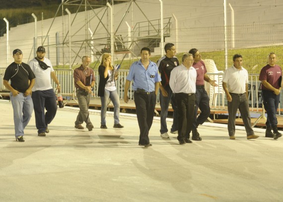 Las autoridades de Bomberos, Policia y funcionarios del Estado durante el recorrido