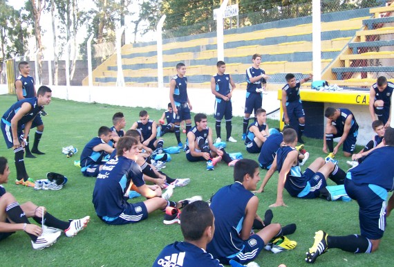 El seleccionado Argentino sub 17 entrenó en la tarde de este jueves en la cancha del club Atlético Juventud Unida.