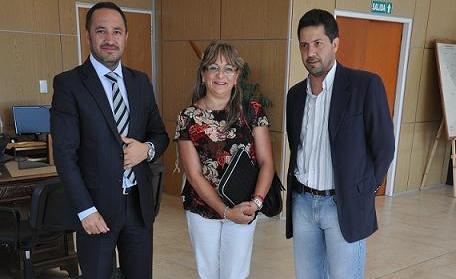 El Ministro de Educación, Dr. Marcelo Sosa junto a la vicedirectora del Escuela Nº 33 ‘Vicente Dupuy’.