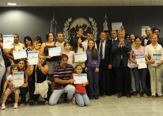 226 familias de diferentes localidades del interior de la provincia recibieron sus certificados de preadjudicación de viviendas correspondientes a planes sociales