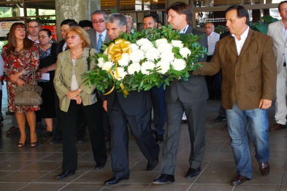 se recordó con una ofrenda floral al rector Mauricio López