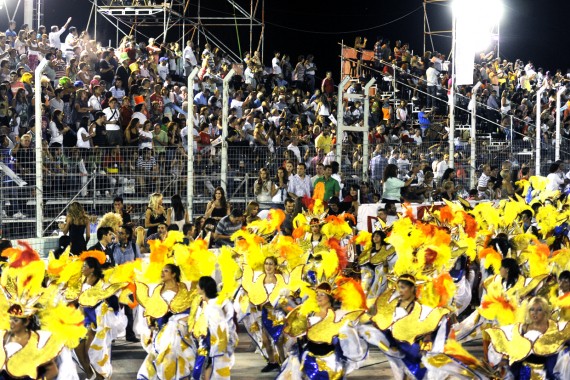 El público y las comparsas vibrando con la samba de Rio en el sambodromo de Potrero de Los Funes.