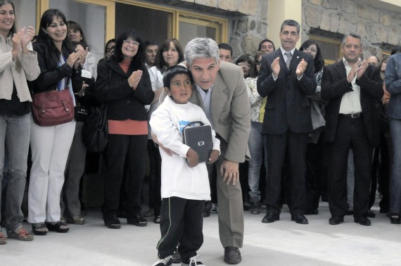 La actividad en las escuelas marcó la entrega de 22 computadoras.