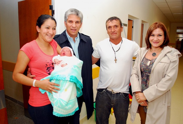 Gretel Morales y Marcelo Quevedo, padres de Iara Ludmila, recibieron la visita del gobernador y su esposa, Sandra Correa