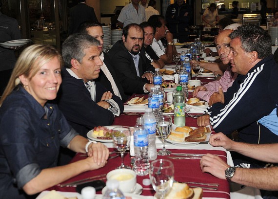 Poggi junto al técnico de la selección juvenil, Humbreto Grondona (h) y la ministra de Deportes, Adelaida Muñiz