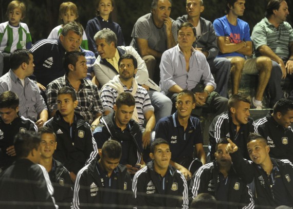 Claudio Poggi junto al a selección Argentina Sub 17, presenció el triunfo del verde en el Coliseo de Estudiantes