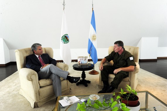 También recibió esta tarde los saludos protocolares del Jefe del Grupo de Artillería N°7, con asiento en la ciudad de San Luis, Teniente Coronel Germán Pablo Novali.
