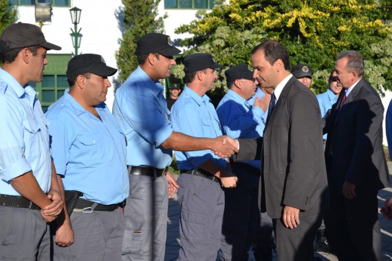 El ministro de Seguridad y Relaciones Institucionales saluda al personal penitenciario