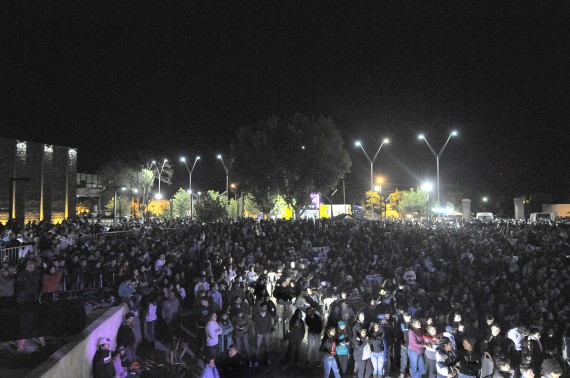 Miles de personas participaron de la noche de cierre
