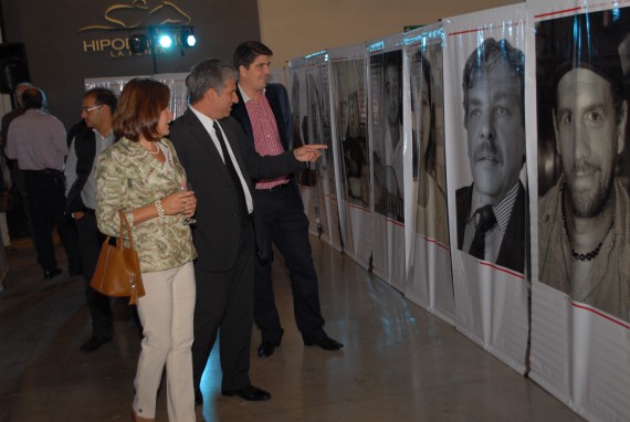 El Gobernador junto a su esposa y el secretario General, Nestor Ordoñez participaron del acto