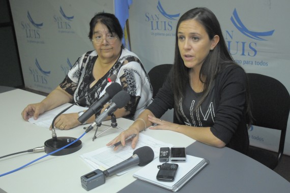 La directora del Registro Civil y de Capacidad de las Personas, Dra. Laura Giménez, junto a Rosa Romero de Legalización y Control de Archivos.
