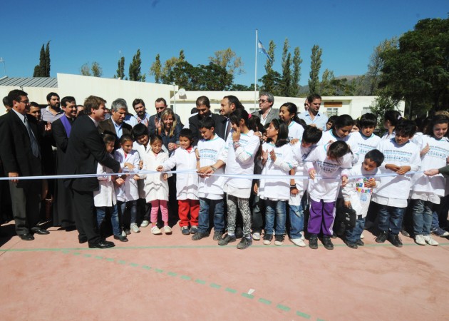 Alumnos y autoridades inauguraron el playón polideportivo