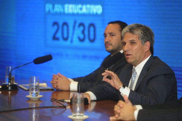 El Ministro de Educación, Marcelo Sosa, junto al Gobernador, Claudio Poggi, en la presentación del acto
