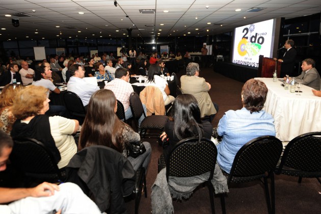 Durante el foro propuso conformar mesas de debates.