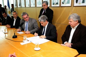 El gobernador de la provincia, Claudio Poggi, en la firma de convenios.