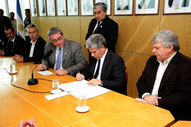 El gobernador de la provincia,  Claudio Poggi,  en la firma de convenios. 