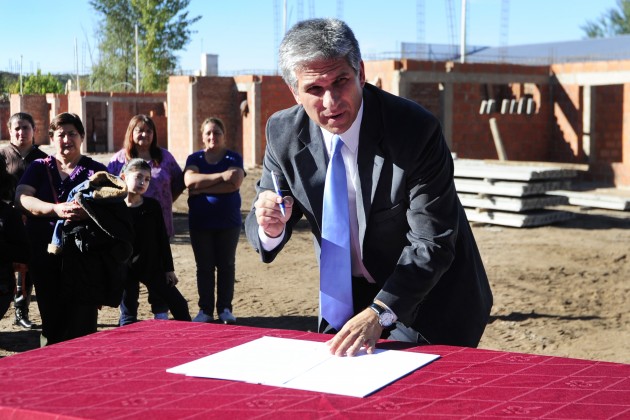 El Gobernador firmó el decreto que establece la construcción de dos viviendas