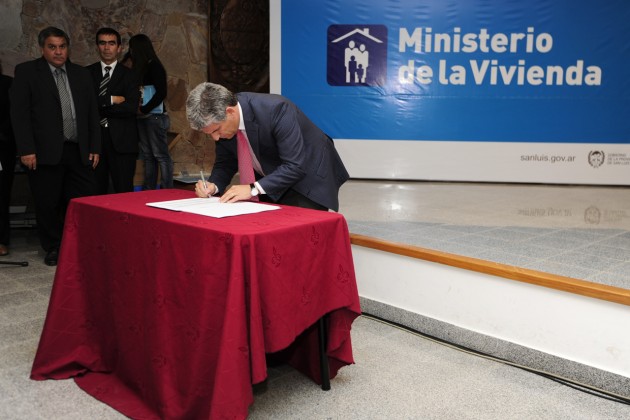 El gobernador firmó los decretos de readjudicación.