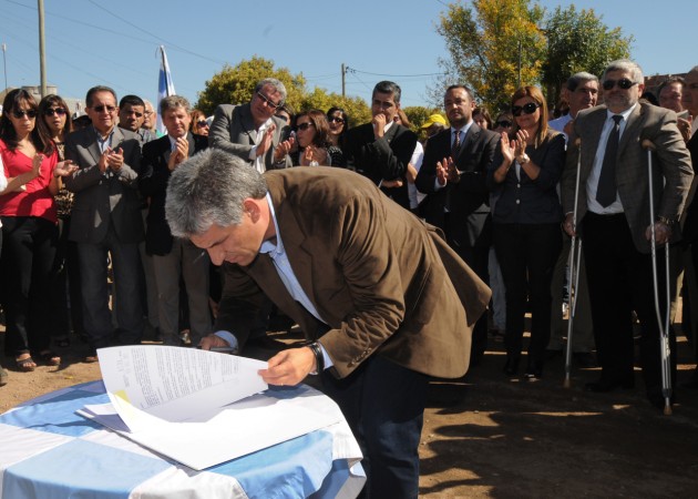 El gobernador firmó el contrato de adjudicación. 