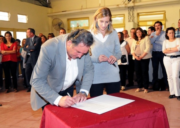 El intendente y la ministra de Medio Ambiente en el momento de la firma del convenio.